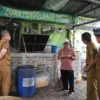 Pj Bupati Kabupaten Bandung Barat, Ade Zakir melakukan kunjungan kerja ke Saung dan Taman Edukasi 3R, di Puri Cipageran Indah, RW 22 Desa Tanimulya, Kecamatan Ngamprah, belum lama ini. Foto Jabar Ekspres