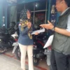 Petugas dari Pusat Pendapatan Daerah Wilayah (P3DW) Kota Banjar jemput bola kepada wajib pajak Kendaraan Tidak Mendaftar Ulang (KTMDU) baru-baru ini. (Istimewa)