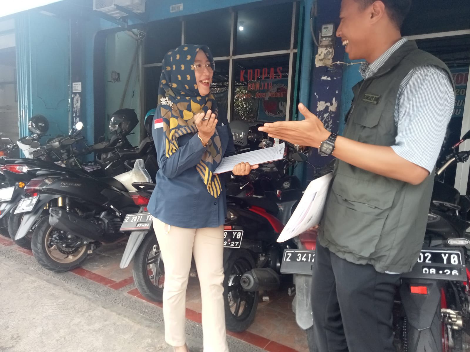 Petugas dari Pusat Pendapatan Daerah Wilayah (P3DW) Kota Banjar jemput bola kepada wajib pajak Kendaraan Tidak Mendaftar Ulang (KTMDU) baru-baru ini. (Istimewa)
