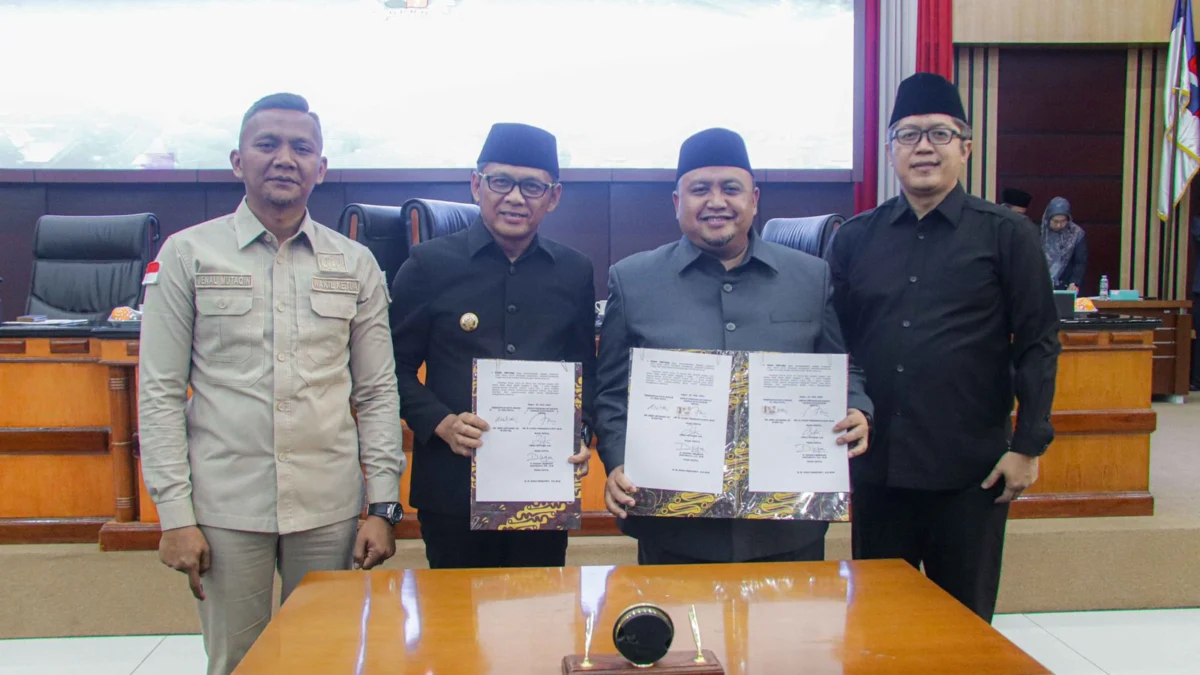 Pj Wali Kota Bogor, Hery Antasari bersama para pimpinan DPRD Kota Bogor usai mengesahkan Perda baru. (Yudha Prananda / Jabar Ekspres)