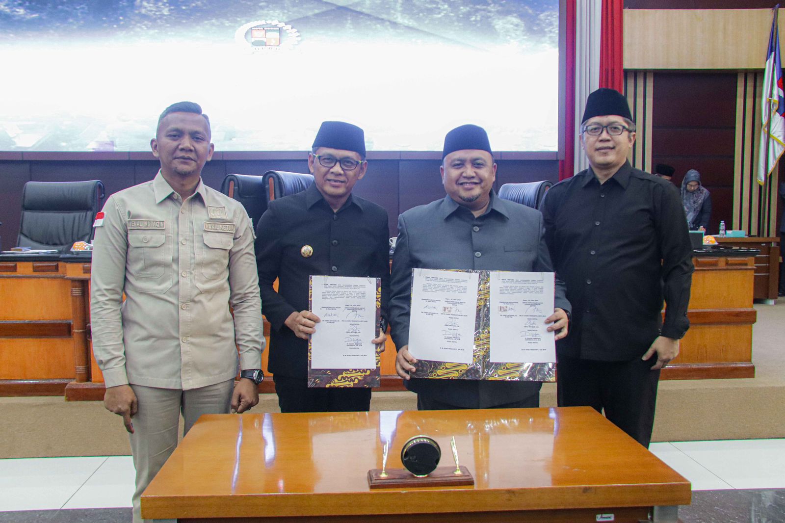 Pj Wali Kota Bogor, Hery Antasari bersama para pimpinan DPRD Kota Bogor usai mengesahkan Perda baru. (Yudha Prananda / Jabar Ekspres)