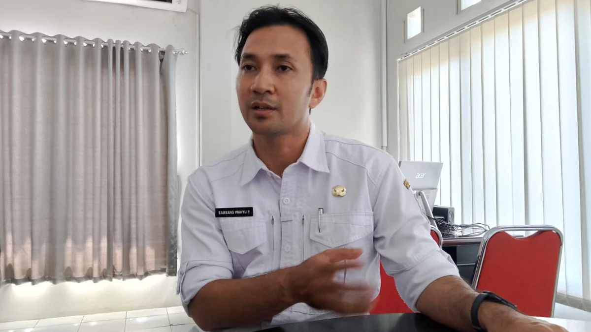 Doc. Lurah Cibeber, Bambang Wahyu Menjelaskan Keluarga Asep Irawan Pedagang Celana Keliling yang Viral di Media Sosial, Sering Berpindah-pindah Tanpa Melapor (Foto: Firman Satria/Jabar Ekspress)