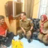 Doc. Camat Cimahi Selatan, Cepi Rustiawan saat Memberikan Bantuan Sosial pada Asep Irawan, Pedagang Celana Keliling yang Viral di Media Sosial (Ist)
