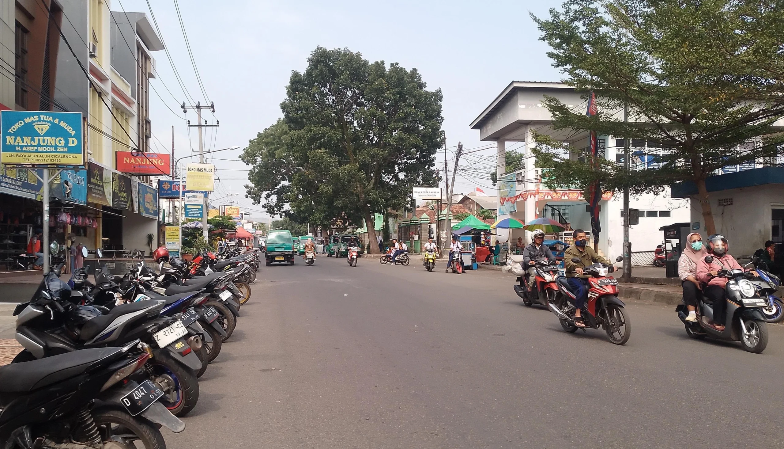 Sejumlah kendaraan roda dua terparkir liar di bahu Jalan Raya Cicalengka, wilayah Kecamatan Cicalengka, Kabupaten Bandung. (Yanuar/Jabar Ekspres)