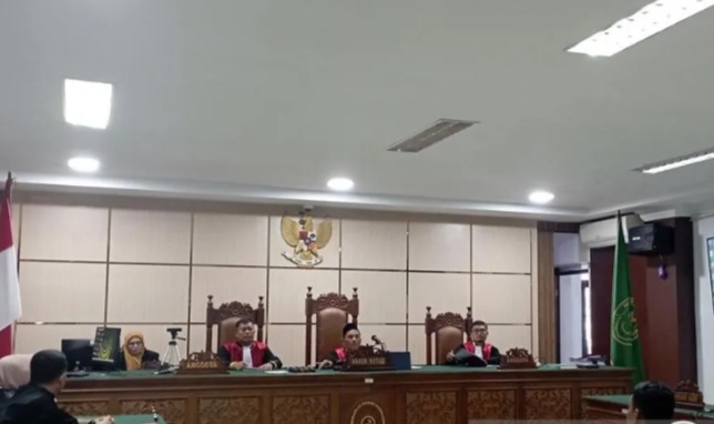 Terdakwa tipikor dana desa mengikuti persidangan di Pengadilan Negeri Banda Aceh. (Foto/ANTARA)