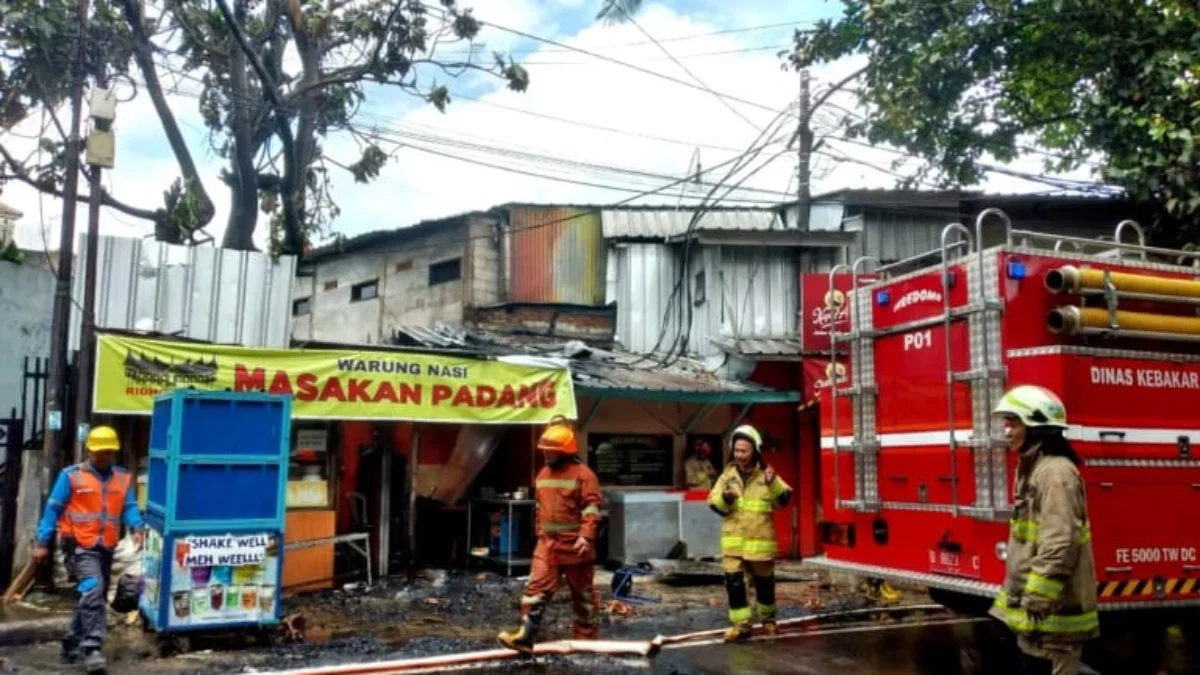 Petugas Dinas Kebakaran dan Penanggulangan Bencana (Diskar PB) Kota Bandung saat pembasahan di warung Nasi Padang di samping SMKN 4 Bandung. (Ist)