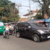 Arus lalu lintas di Jalan Raya Cicalengka terganggu karena banyak kendaraan roda dua parkir di bahu jalan depan SDN 08 Cicalengka, Kabupaten Bandung. (Yanuar/Jabar Ekspres)