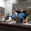 Dok. Duo Muller tersangka kasus dugaan pemalsuan surat dan akta tanah Dago Elos, Kota Bandung saat dilimpahkan ke Kejati Jabar. Foto. Sandi Nugraha.