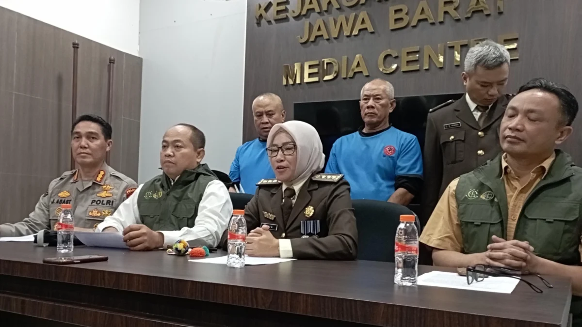 Dok. Duo Muller tersangka kasus dugaan pemalsuan surat dan akta tanah Dago Elos, Kota Bandung saat dilimpahkan ke Kejati Jabar. Foto. Sandi Nugraha.