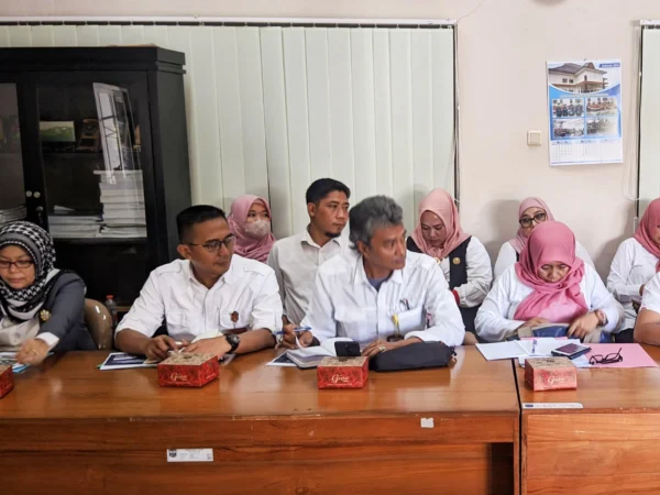 Jajaran Perumdam Tirta Anom Kota Banjar saat rapat kerja dengan Komisi ll DPRD Banjar baru-baru ini saat membahas dampak penutupan Bendungan Leuwikeris. (Cecep Herdi/Jabar Ekspres)