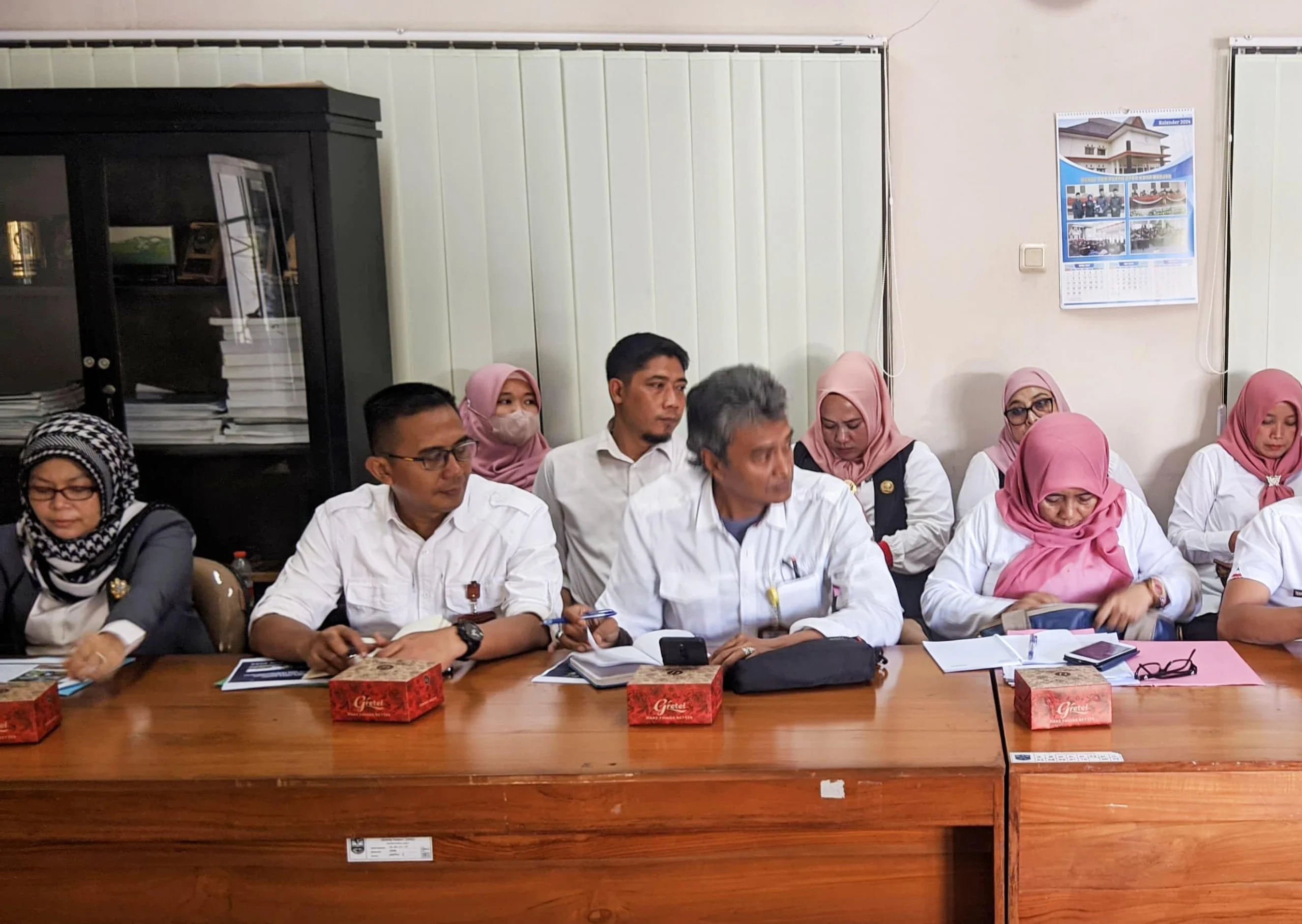 Jajaran Perumdam Tirta Anom Kota Banjar saat rapat kerja dengan Komisi ll DPRD Banjar baru-baru ini saat membahas dampak penutupan Bendungan Leuwikeris. (Cecep Herdi/Jabar Ekspres)