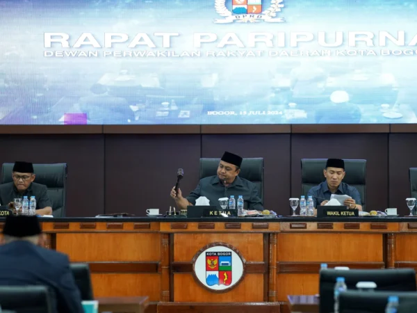 Ketua DPRD Kota Bogor, Atang Trisnanto saat memimpin rapat internal. (Foto: Humpro DPRD Kota Bogor)