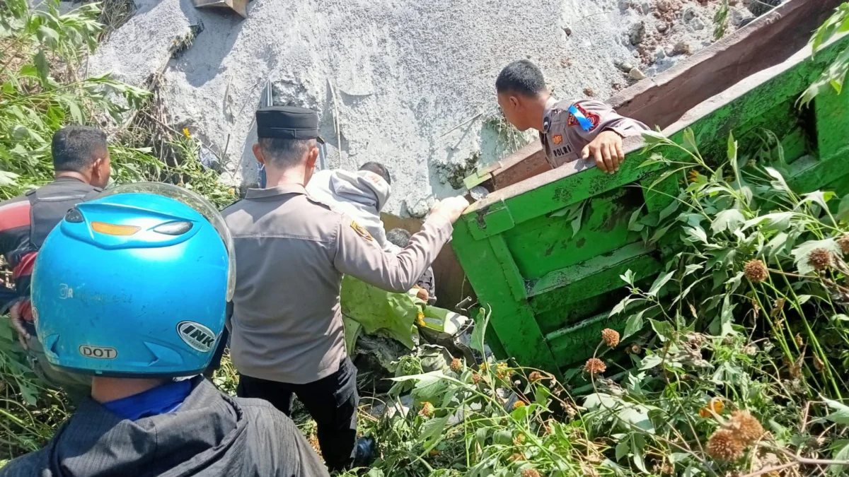 Petugas saat mengevakuasi truk bermuatan pasir yang jatuh ke jurang sedalam 10 meter di Nagreg, Kabupaten Bandung, Jumat (26/7). Foto Istimewa
