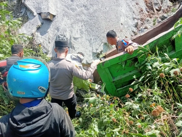 Petugas saat mengevakuasi truk bermuatan pasir yang jatuh ke jurang sedalam 10 meter di Nagreg, Kabupaten Bandung, Jumat (26/7). Foto Istimewa
