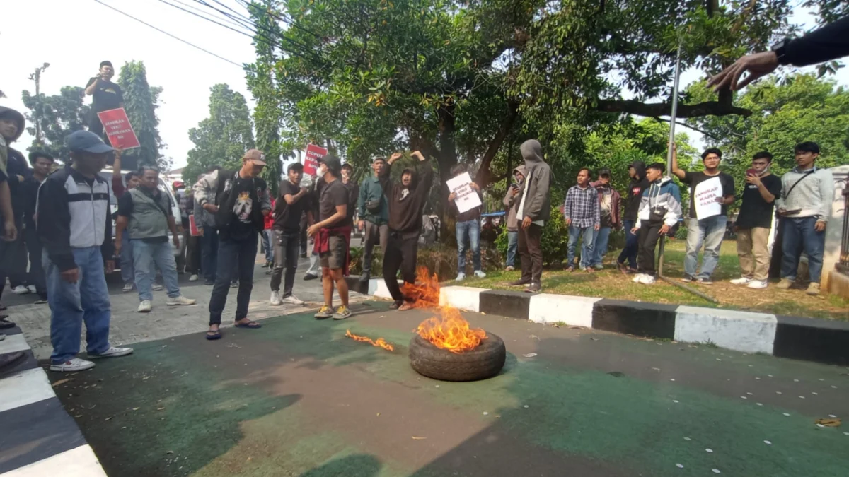 Ratusan mahasiswa datangi Kantor ATR/BPN Kabupaten Bogor, tuntut pencopotan Kepala BPN. (Sandika Fadilah /Jabar Ekspres)