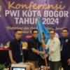 Ketua PWI Kota Bogor 2024-2027, Herman Indrabudi bersama jajaran sekretaris dan bendahara secara simbolis menerima petaka bendera PWI dari Wakil Ketua Bidang Organisasi PWI Jabar, Akhmad Syukri. (Yudha Prananda / Jabar Ekspres)