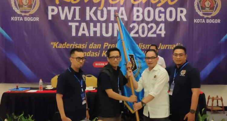 Ketua PWI Kota Bogor 2024-2027, Herman Indrabudi bersama jajaran sekretaris dan bendahara secara simbolis menerima petaka bendera PWI dari Wakil Ketua Bidang Organisasi PWI Jabar, Akhmad Syukri. (Yudha Prananda / Jabar Ekspres)