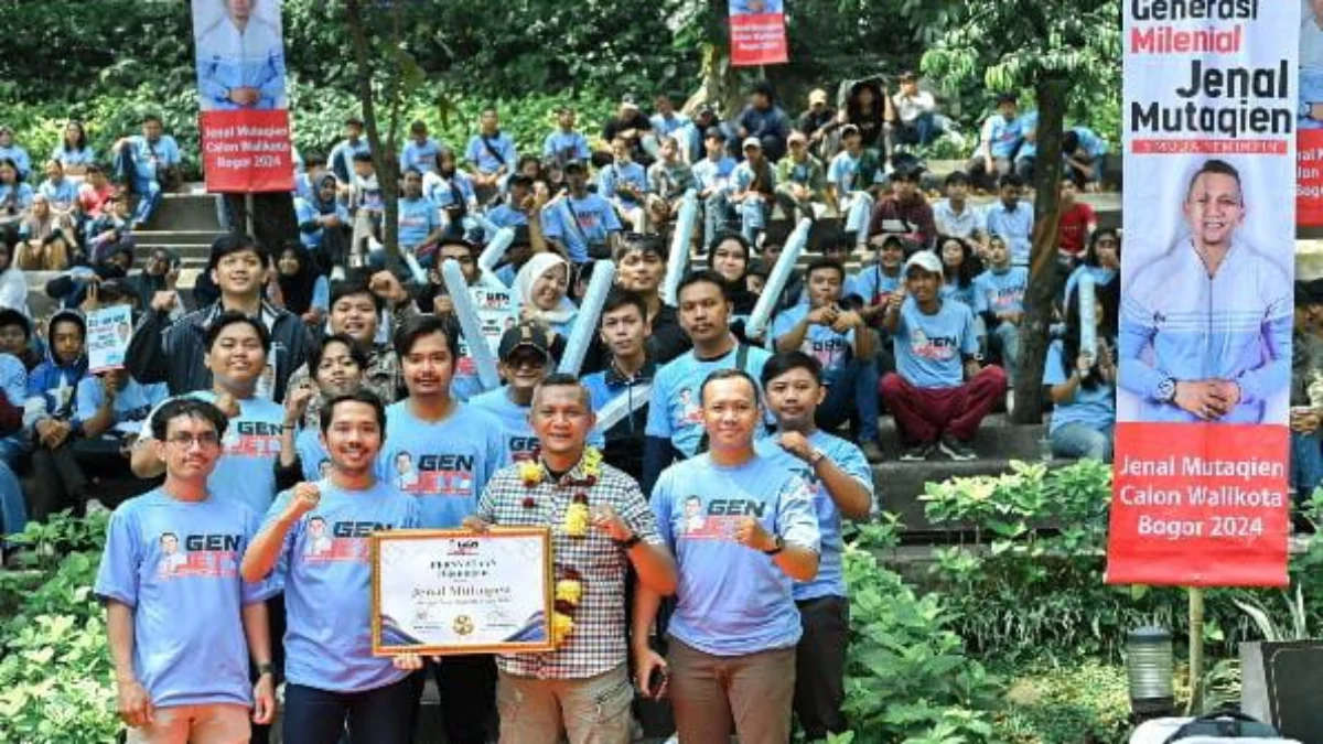 Bacawalkot Bogor, Jenal Muttaqin bersama Relawan Generasi Milenial Kenal Mutaqin (Genjet). (Yudha Prananda / Jabar Ekspres)