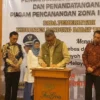 Pj Bupati Bandung Barat Ade Zakir saat penandatangan piagam pencanangan zona integrasi di Lembang. Dok istimewa
