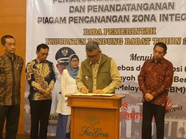 Pj Bupati Bandung Barat Ade Zakir saat penandatangan piagam pencanangan zona integrasi di Lembang. Dok istimewa