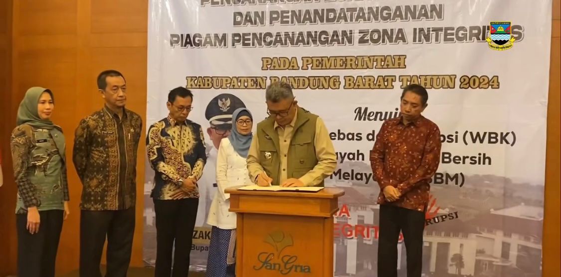 Pj Bupati Bandung Barat Ade Zakir saat penandatangan piagam pencanangan zona integrasi di Lembang. Dok istimewa