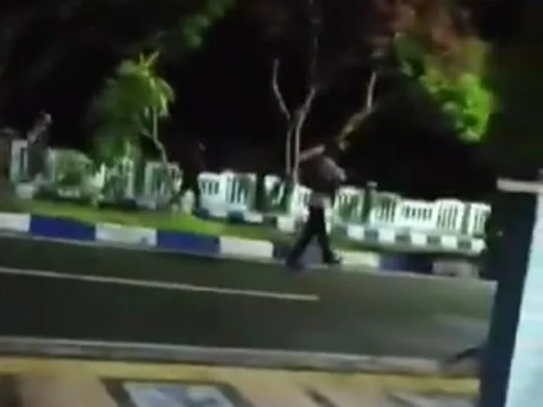 Bentrokan Brimob dengan Polisi di Kota Tual, Maluku, Minggu (29/7/2024) malam. (Istimewa)