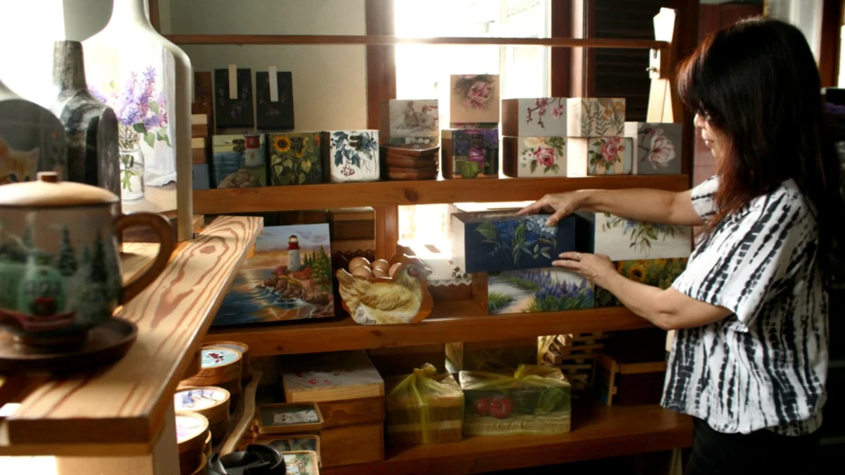 Lisa Heni menunjukkan berbagai produk wooden art yang siap jual. (Jabar Ekspres / son)