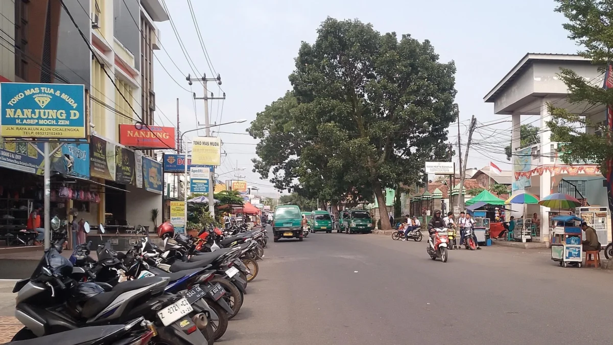 Sejumlah kendaraan roda dua terparkir liar di bahu Jalan Raya Cicalengka, wilayah Kecamatan Cicalengka, Kabupaten Bandung. (Yanuar/Jabar Ekspres)