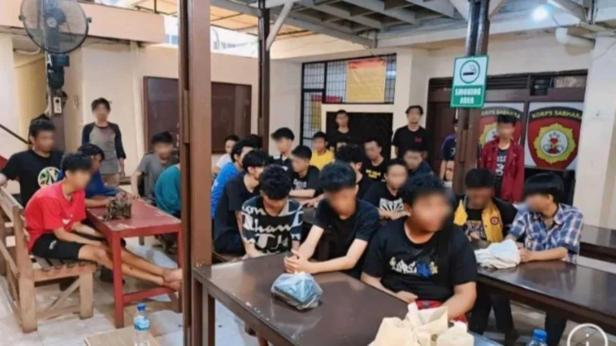 32 remaja berstatus pelajar di Mapolsek Duren Sawit, Jakarta Timur, Minggu (28/7/2024). (foto/ANTARA)