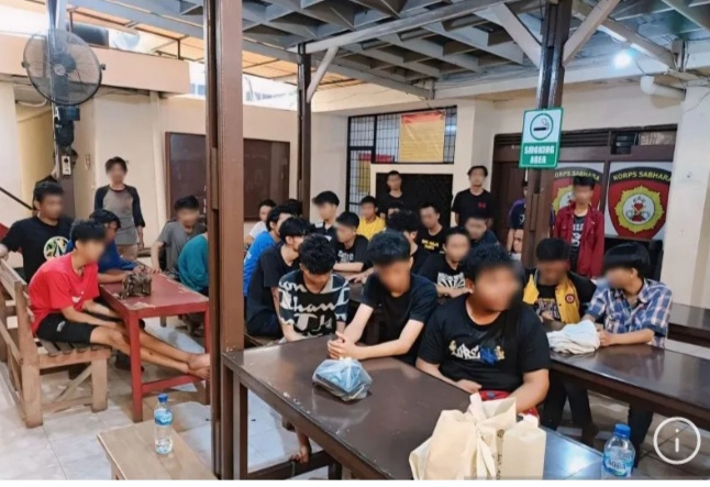 32 remaja berstatus pelajar di Mapolsek Duren Sawit, Jakarta Timur, Minggu (28/7/2024). (foto/ANTARA)