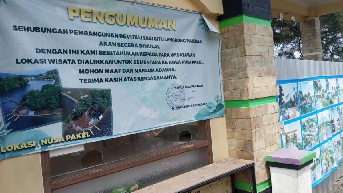 Pintu masuk wisata Situ Lengkong Panjalu di Kabupaten Ciamis masih ditutup. Lokasi ini belum dibuka lantaran pekerjaan revitalisasi yang molor dari target waktu pekerjaan. (Cecep Herdi/Jabar Ekspres)