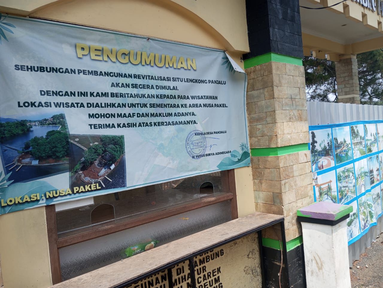 Pintu masuk wisata Situ Lengkong Panjalu di Kabupaten Ciamis masih ditutup. Lokasi ini belum dibuka lantaran pekerjaan revitalisasi yang molor dari target waktu pekerjaan. (Cecep Herdi/Jabar Ekspres)