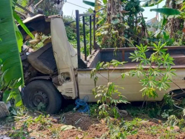 Kondisi mobil pick up seusai menabrak dua tiang listrik di Jalan Raya Cijamil, Kecamatan Ngamprah, Bandung Barat. Senin (29/7). Dok istimewa (warga)