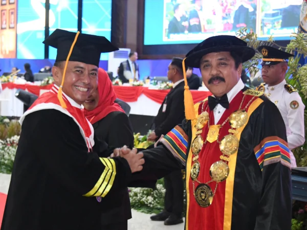 Herman Suryatman Diwisuda sebagai Doktor Ilmu Pemerintahan