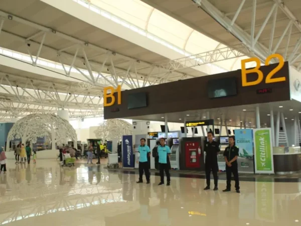 Ilustrasi aktivitas penumpang di Bandara Kertajati. Bandara itu dikelola oleh PT BIJB yang merupakan satu dari BUMD Jabar yang belum setor dividen.