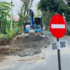 Alat berat nampak tengah mengeruk jalan Gerilya Kota Banjar pada Selasa 30 Juli 2024. Jalan ini akan diperbaiki total sepanjang 2,6 kilometer setelah 9 tahun tidak mendapat perbaikan. (Cecep Herdi/Jabar Ekspres)