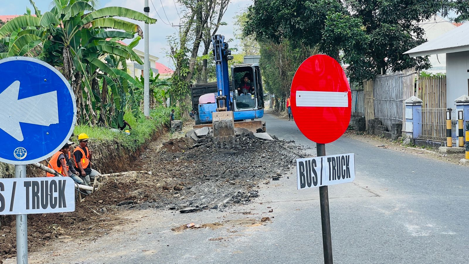 Alat berat nampak tengah mengeruk jalan Gerilya Kota Banjar pada Selasa 30 Juli 2024. Jalan ini akan diperbaiki total sepanjang 2,6 kilometer setelah 9 tahun tidak mendapat perbaikan. (Cecep Herdi/Jabar Ekspres)