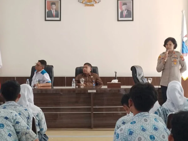 Doc. Jajaran Polres Cimahi Beserta BNN dan KNPI Kota Cimahi saat Memberikan Penyuluhan Bahaya Narkoba dan Judi Online pada Remaja (Mong/Jabar Ekspress)