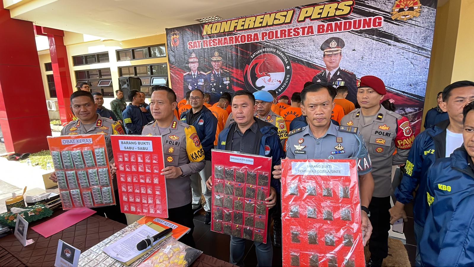 Polresta bandung saat menunjukan barang bukti penyelundupan barang bukti narkotika beberapa jenis saat gelar perkara di Mapolresta Bandung, Selasa (30/7). Foto Agi Jabar Ekspres