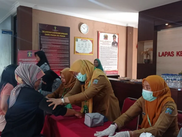 Sejumlah warga petugas kesehatan mengecek para warga Lapas Banjar dalam rangka memperingati Hari Pengayoman ke-79 pada tahun 2024. (Ceceo Herdi/Jabar Ekspres)