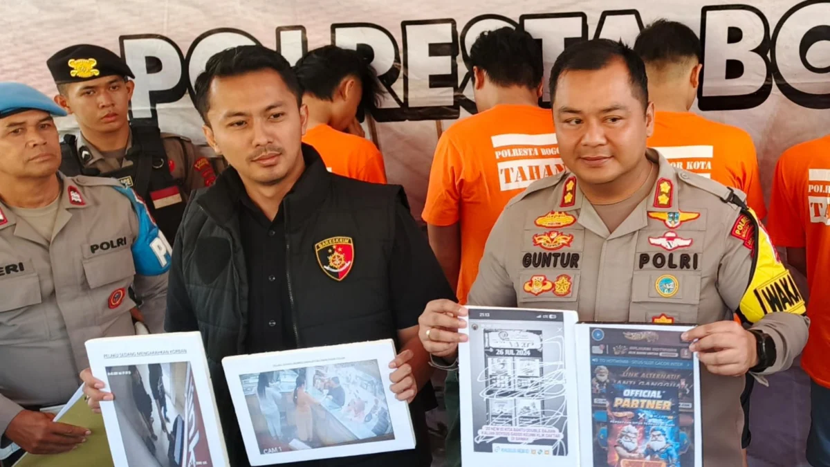 Wakapolresta Bogor Kota, AKBP Guntur Muhammad Tariq didampingi Kasat Reskrim Kompol Luthfi Olot Gigantara menunjukkan sejumlah barang bukti. (Yudha Prananda / Jabar Ekspres)
