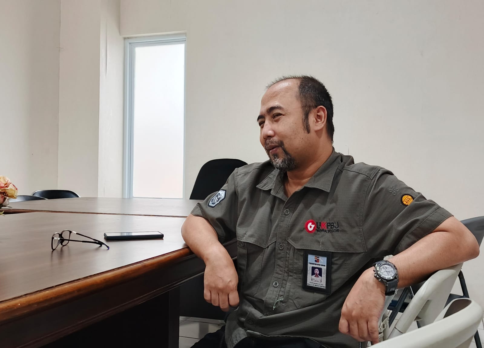 Kepala Bagian PBJ Setda Kota Bogor, Cecep Zakaria saat dijumpai Jabar Ekspres, Selasa (30/7). (Yudha Prananda / Jabar Ekspres)