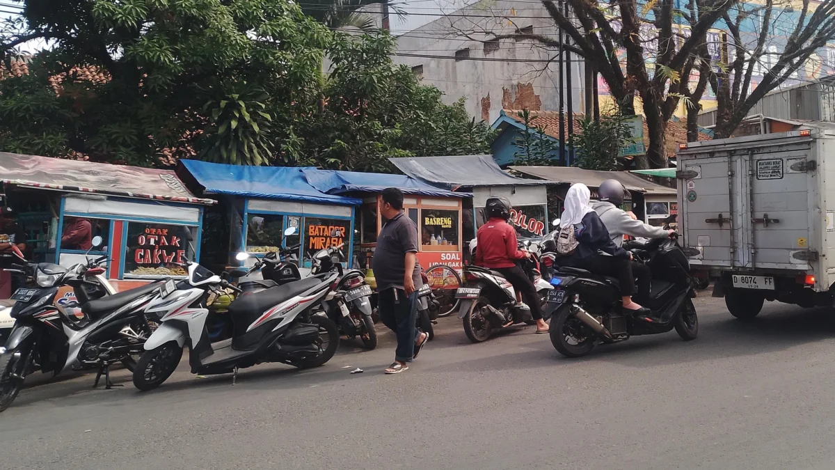 Parkiran liar hingga memaka ruas bahu Jalan Raya Cicalengka, wilayah Kecamatan Cicalengka, Kabupaten Bandung. (Yanuar/Jabar Ekspres)