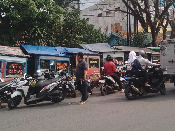 Parkiran liar hingga memaka ruas bahu Jalan Raya Cicalengka, wilayah Kecamatan Cicalengka, Kabupaten Bandung. (Yanuar/Jabar Ekspres)