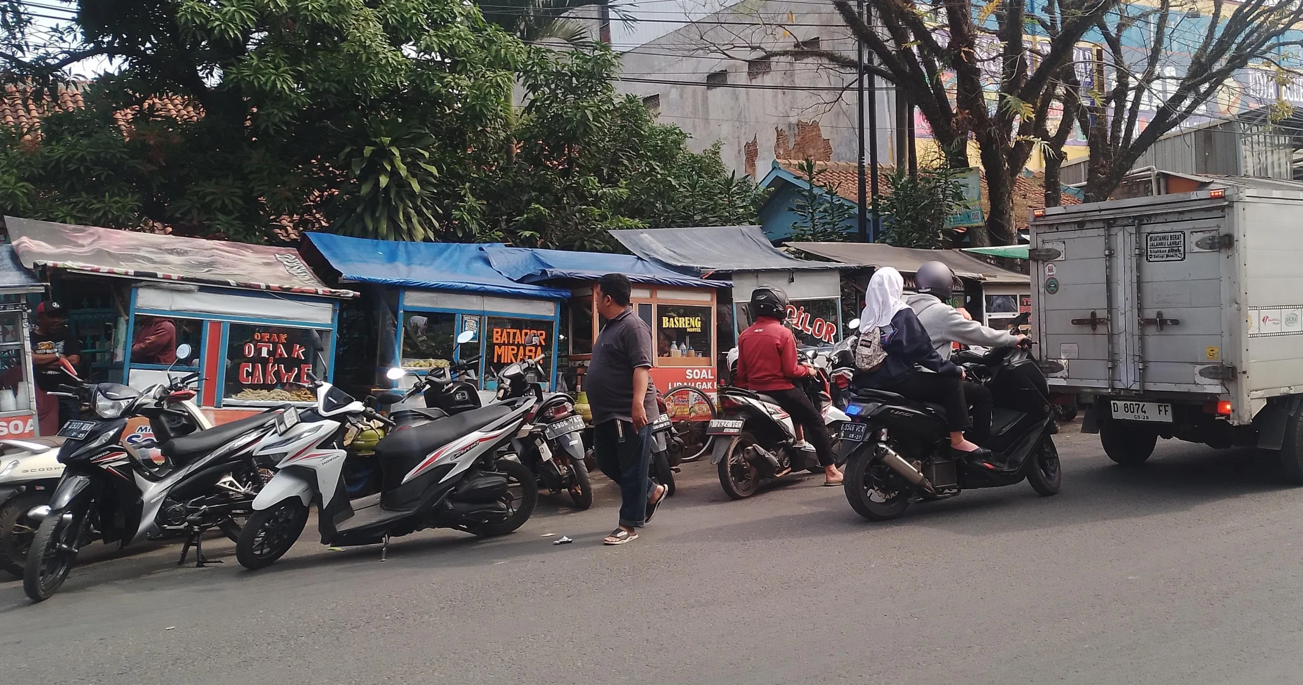 Parkiran liar hingga memaka ruas bahu Jalan Raya Cicalengka, wilayah Kecamatan Cicalengka, Kabupaten Bandung. (Yanuar/Jabar Ekspres)
