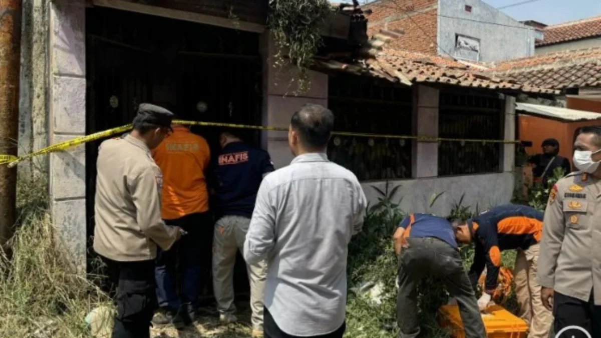 Tim Inafis Polres Cimahi saat lakukan olah TKP penemuan 2 kerangka manusia diduga ibu dan anak di Ngamprah, Kabupaten Bandung Barat. (Foto/ANTARA)