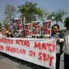 Warga berunjuk rasa atas kasus sidang putusan hakim Pengadilan Negeri Surabaya di Alun-Alun Sidoarjo, Jawa Timur. (foto/ANTARA)