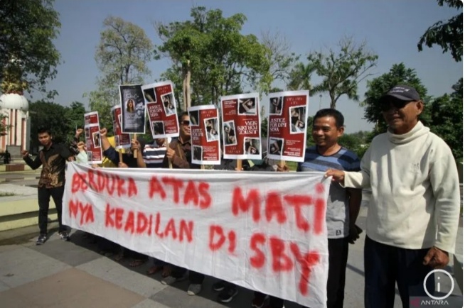 Warga berunjuk rasa atas kasus sidang putusan hakim Pengadilan Negeri Surabaya di Alun-Alun Sidoarjo, Jawa Timur. (foto/ANTARA)