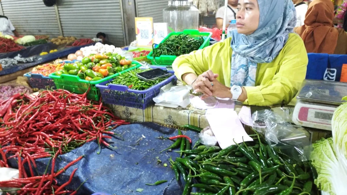 Potret pedagang kebutuhan pokok di Pasar Kosambi, Kota Bandung