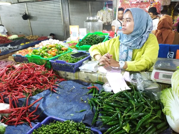 Potret pedagang kebutuhan pokok di Pasar Kosambi, Kota Bandung